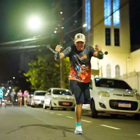 Atleta com muletas inspiradas na Maratona de Campo Grande