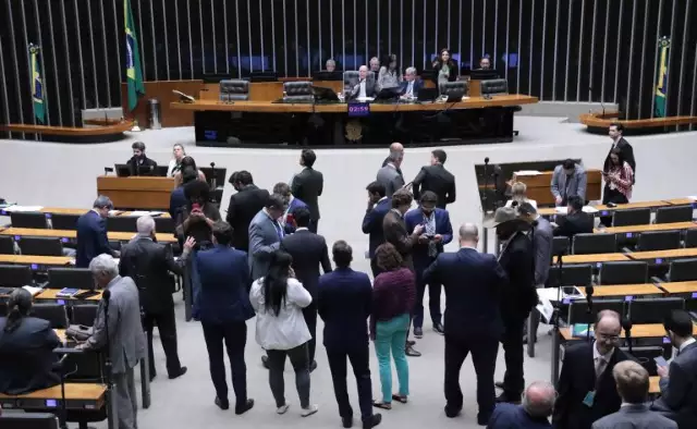 Câmara aprova frete mínimo e piso de R$ 5 mil para caminhoneiros