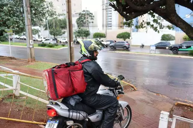 Motoboys preferem trabalhar durante os jogos do Brasil na Copa 2026