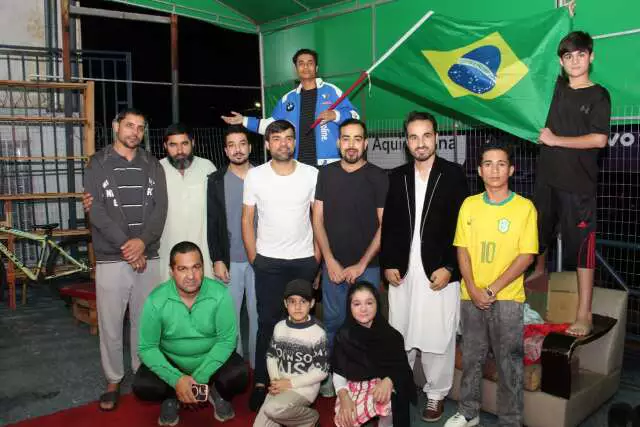 Imigrantes paquistaneses trocam críquete pelo futebol