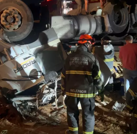 Carreta capota na MS-377 e motorista morre; três ficam feridos