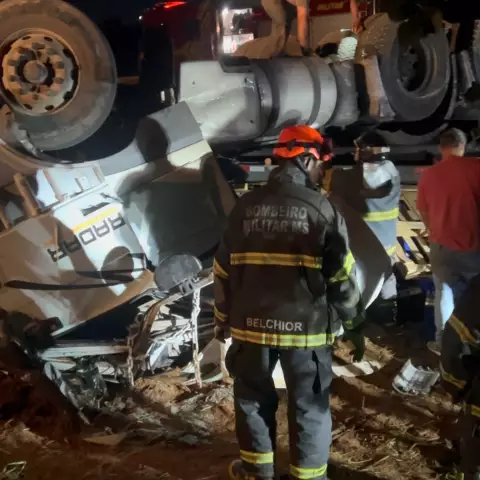 Carreta capota na MS-377 e motorista morre; três ficam feridos