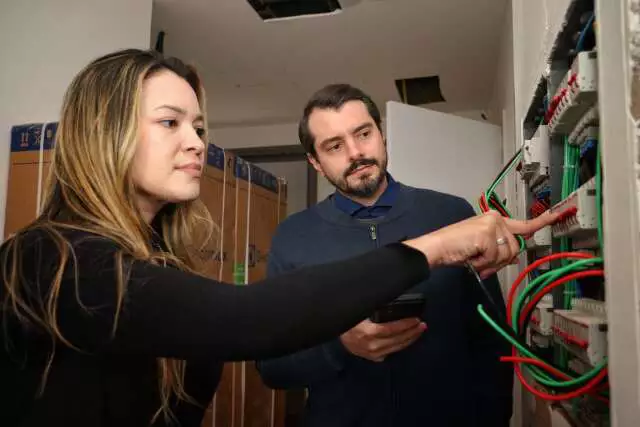 Obra no celular e perícia na entrega: o novo luxo