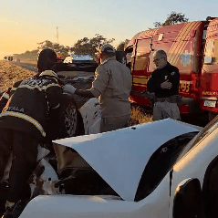 Acidente na BR-262: Fiat Uno capota após colisão frontal
